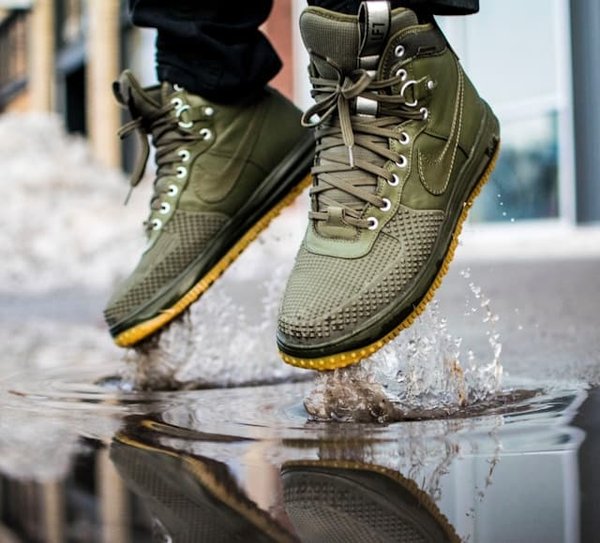 How to Pick a Water-Repellent Walking Shoe That's Stylish for a Commuting Professional?